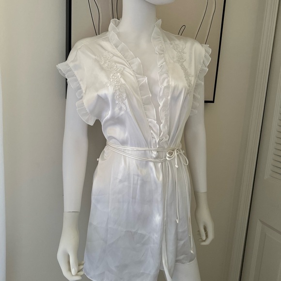 Intimo Cream Ruffled Kimono - Picture 5 of 10